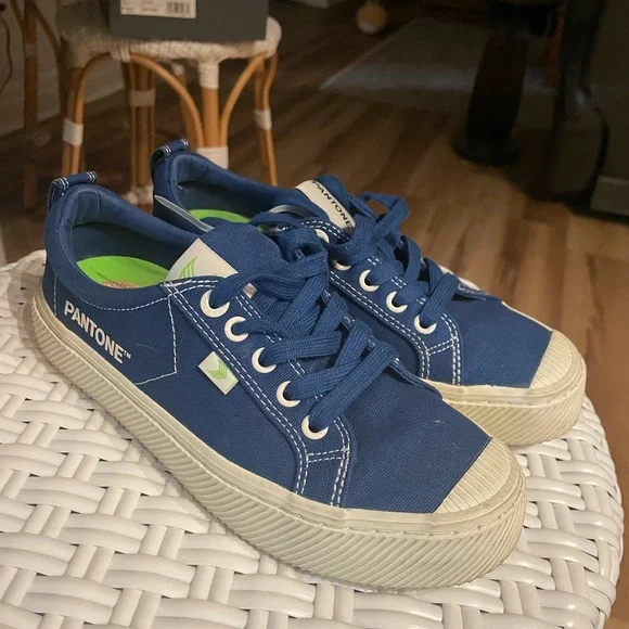 Pantone Blue Sneakers Womens Size 7 - Picture 2 of 10